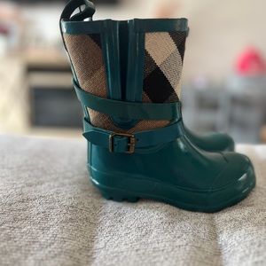 Toddler Girls Burberry boots ❤️ Preloved